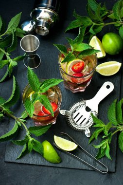 Siyah arka planda Çilek Mojito alkollü kokteyl