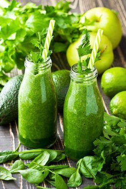 Taze organik sebzelerden oluşan besleyici bir içecek. Sağlıklı kahvaltı.