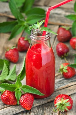 Saman dolu cam kavanozda taze harmanlanmış meyve püresi.