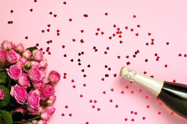 Champagne flaska och rosor bukett, semester bakgrund — Stockfoto