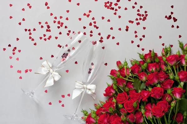 Deux verres à champagne cliquetis avec bouquet de roses — Photo