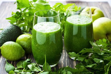 Sağlıklı yeşil smoothie, seçici odak