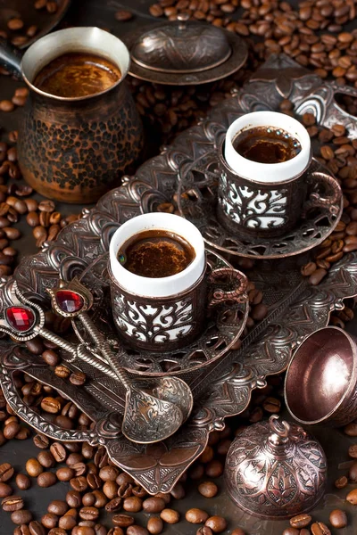 Komposition mit Kaffeetasse, Bohnen und Kaffeekanne — Stockfoto