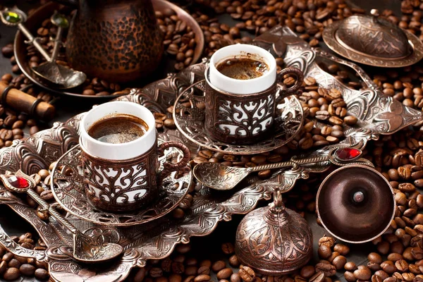 Traditioneller türkischer Kaffee in traditionellen Kupferbechern auf dunklem Tisch — Stockfoto