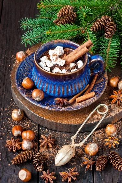 Taza llena de chocolate caliente y malvaviscos — Foto de Stock