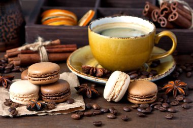 Kahve kupa ile Fransız macarons