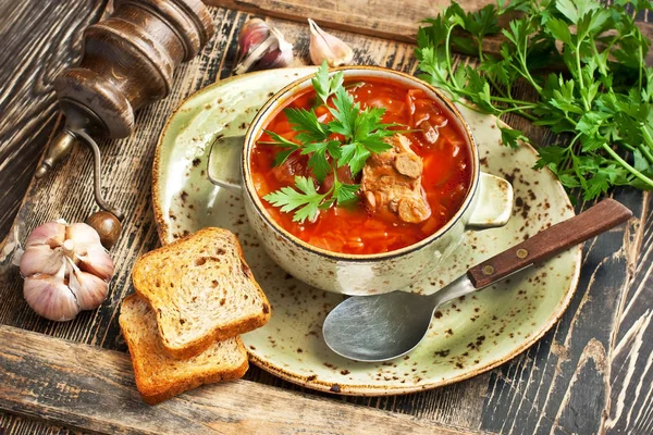 Borscht, sopa de remolacha, cocina rusa y ucraniana. Vista superior —  Fotos de Stock