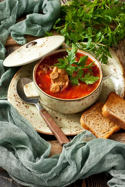 Borscht de sopa com verdes em tigela de cerâmica — Fotografia de Stock