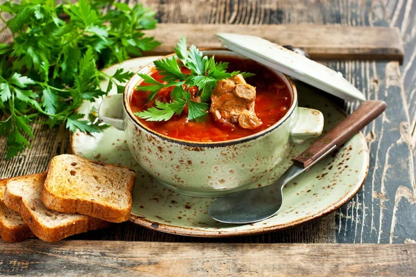 Ciotola di tradizionale zuppa di barbabietola borscht con pane fresco — Foto Stock