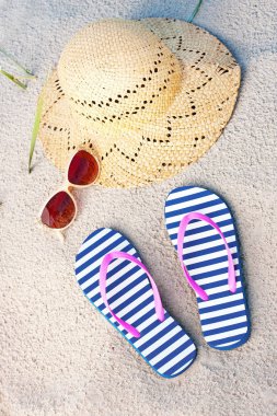 Plaj öğeleri kum yaz zemin üzerine aksesuarlar ile