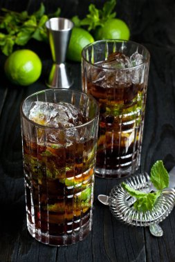  Küba libre kokteyli, limonlu buzlu içecek, kola, rom ve nane.