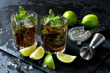 Rom, kola ve limonlu Küba libre kokteyli, tatil partisi konsepti.