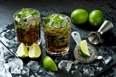 Rom, kola ve limonlu Küba libre kokteyli, tatil partisi konsepti.