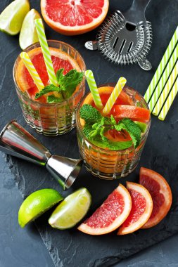 Nane özlü, seçici odaklı turunçgil içeceği.