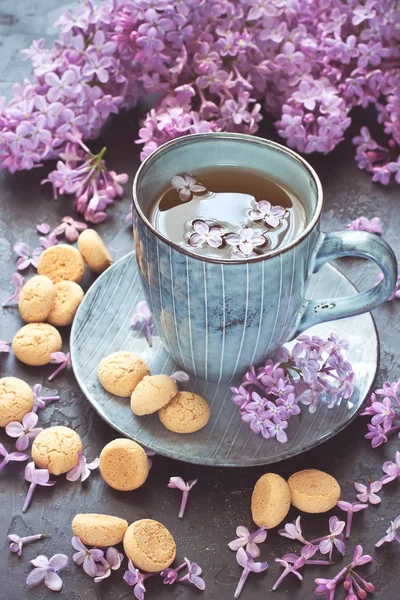 Bodegón con flores lila y té con galletas —  Fotos de Stock