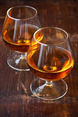 Koyu masa üzerinde brendi veya konyak iki bardak