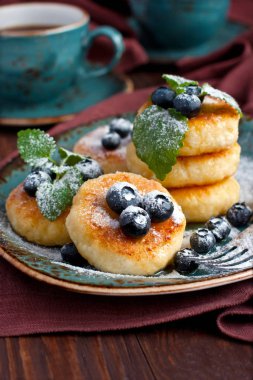 Süzme peynir kek çilek ve pudra şekeri ile