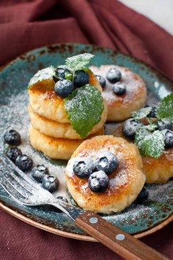 Süzme peynir kek çilek ve pudra şekeri ile