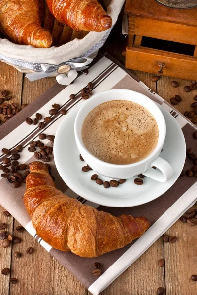 Colazione Con Caffè Croissant Sul Tavolo Legno — Foto Stock