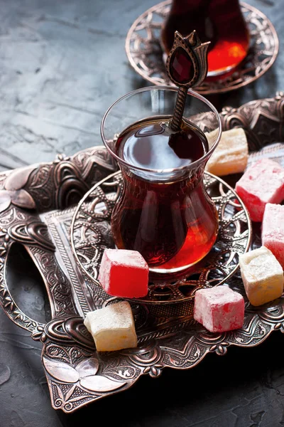 Traditionell servierter türkischer Tee mit orientalischen Süßigkeiten — Stockfoto