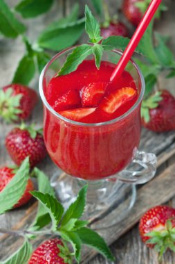 Çilek ile harmanlanmış smoothie, seçici odak 