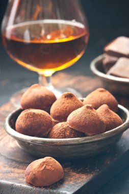  Çikolatalı trüf mantarı ve brendi bardağıyla kompozisyon