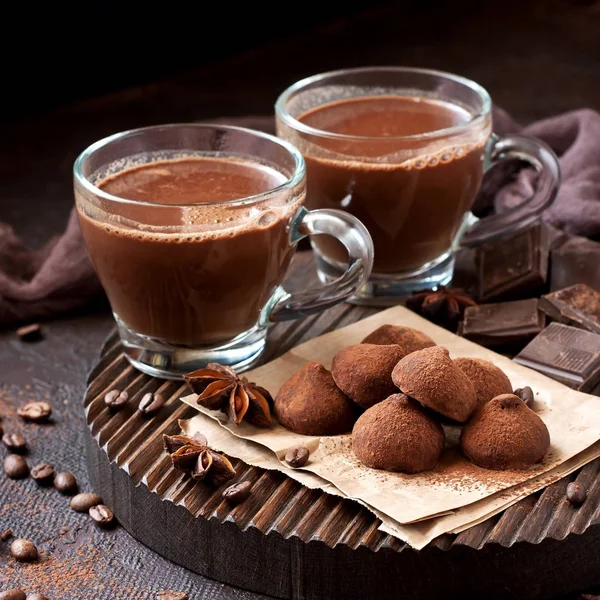 Composizione con caramelle al tartufo e tazza di cacao su tavola di legno — Foto Stock