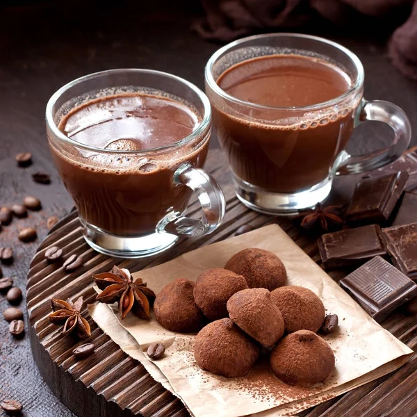 Komposition mit Trüffelbonbons und Kakaotasse auf Holzbrett — Stockfoto