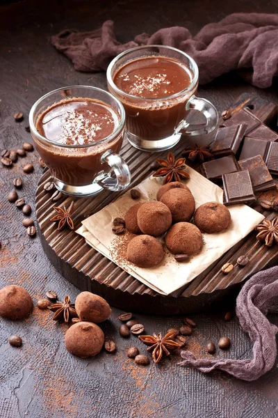 Composizione con caramelle al tartufo e tazza di cacao su tavola di legno — Foto Stock