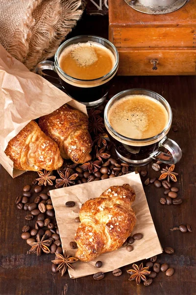 Glazen Mok Koffie Croissants Houten Tafel — Stockfoto