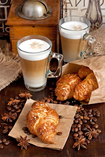 Glazen Mok Koffie Croissants Houten Tafel — Stockfoto