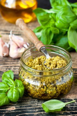 pesto sos ve malzemeler ahşap rustik arka plan üzerinde