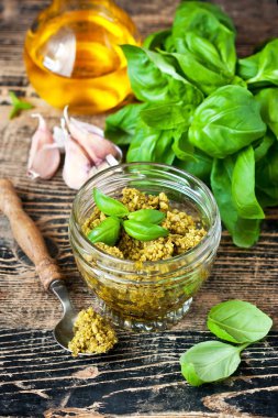Fesleğen pesto sos ve taze madde