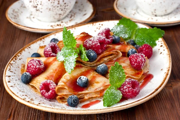 Stapel Zelfgemaakte Pannenkoeken Met Bessen Siroop Houten Tafel — Stockfoto