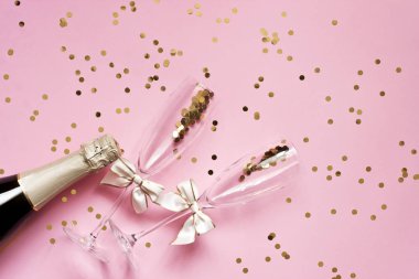 Kutlama arka plan - iki kristal şampanya cam üst görünümü