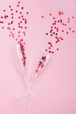 Kutlama arka plan-iki kristal şampanya gözlük üst görünümü