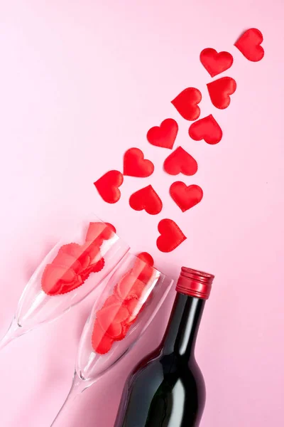 Alla hjärtans dag koncept. Vinflaska och glasögon på färg bakgrund — Stockfoto