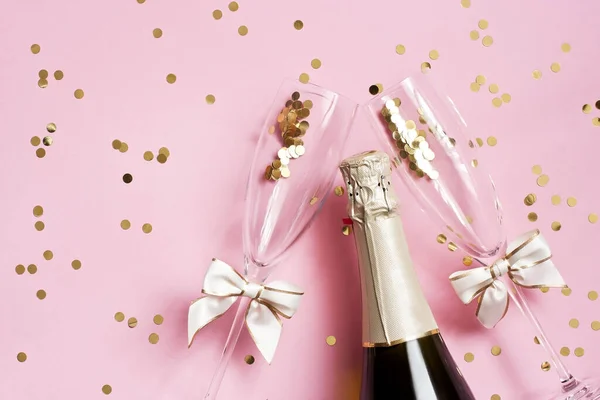 Kutlama arka plan - iki kristal şampanya cam üst görünümü — Stok fotoğraf