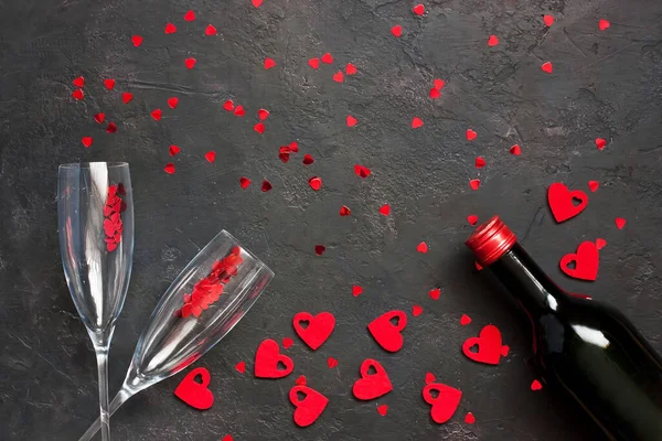 St Valentine dag bakgrund med glasögon och rött vin flaska — Stockfoto