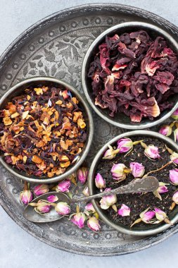 Renkli arka planda metal kaselerde dezenfekte edilmiş çay türleri