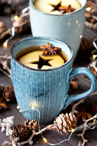 Šálek čaje s jablkem a anýzem na tmavém pozadí — Stock fotografie
