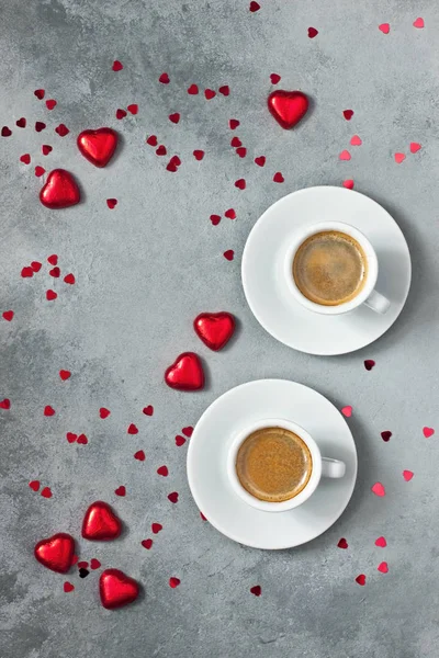 Alla hjärtans dag bakgrund med sötsaker och två coffe koppar på grå bakgrund — Stockfoto
