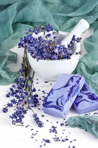 Ambiente de spa de lavanda. Tema Wellness con productos de lavanda —  Fotos de Stock