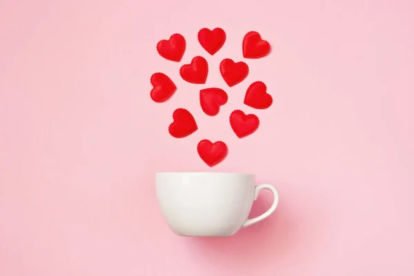 Concepto de San Valentín con taza de café blanco y formas de corazón — Foto de Stock