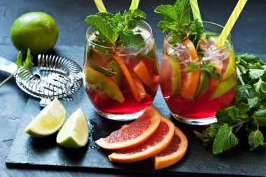 Taze limonata ya da alkol kokteyli.