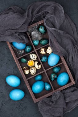 Renkli yumurtalarla Paskalya kompozisyonu, üst görünüm, düz yatış