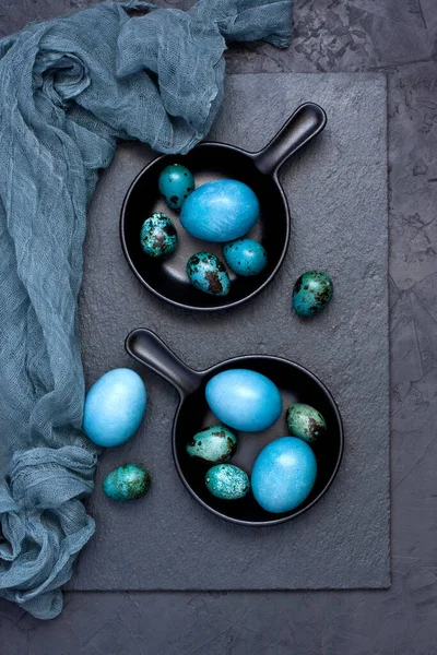 Цветные пасхальные яйца, весенний праздничный фон — стоковое фото