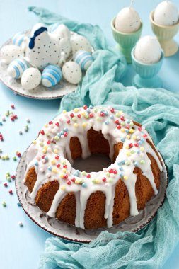 Lezzetli kek ile Paskalya kompozisyon