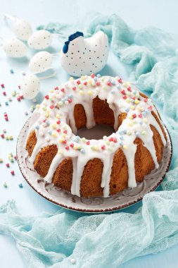 Paskalya pastası ile tatil kompozisyon