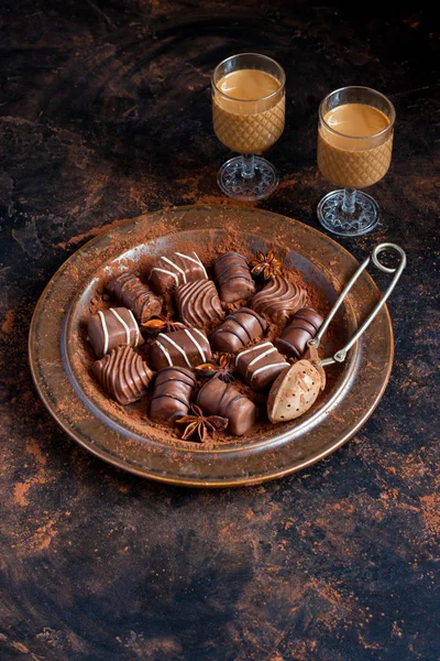 Bicchiere Bevanda Alcolica Liquorosa Praline Caramelle Fatte Cioccolato Sfondo Scuro — Foto Stock